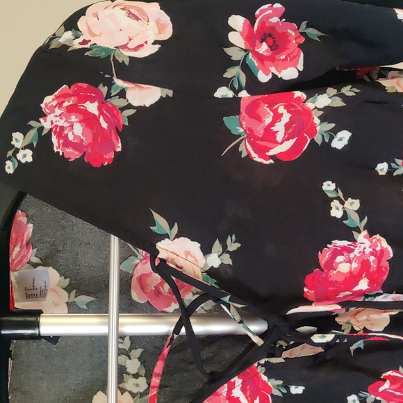Black blouse with roses - Picture 5 of 8